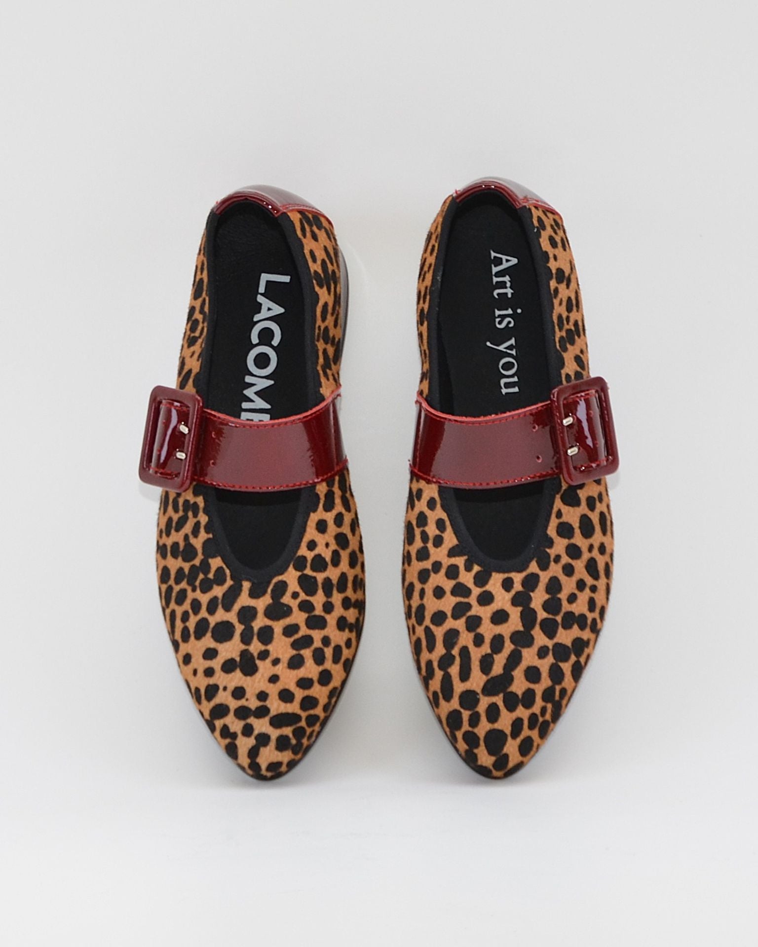 MERCEDITAS MUJER ANIMAL PRINT GUEPARDO CHAROL BURDEOS CON CORREA Y HEBILLA LACOMBA MOSS