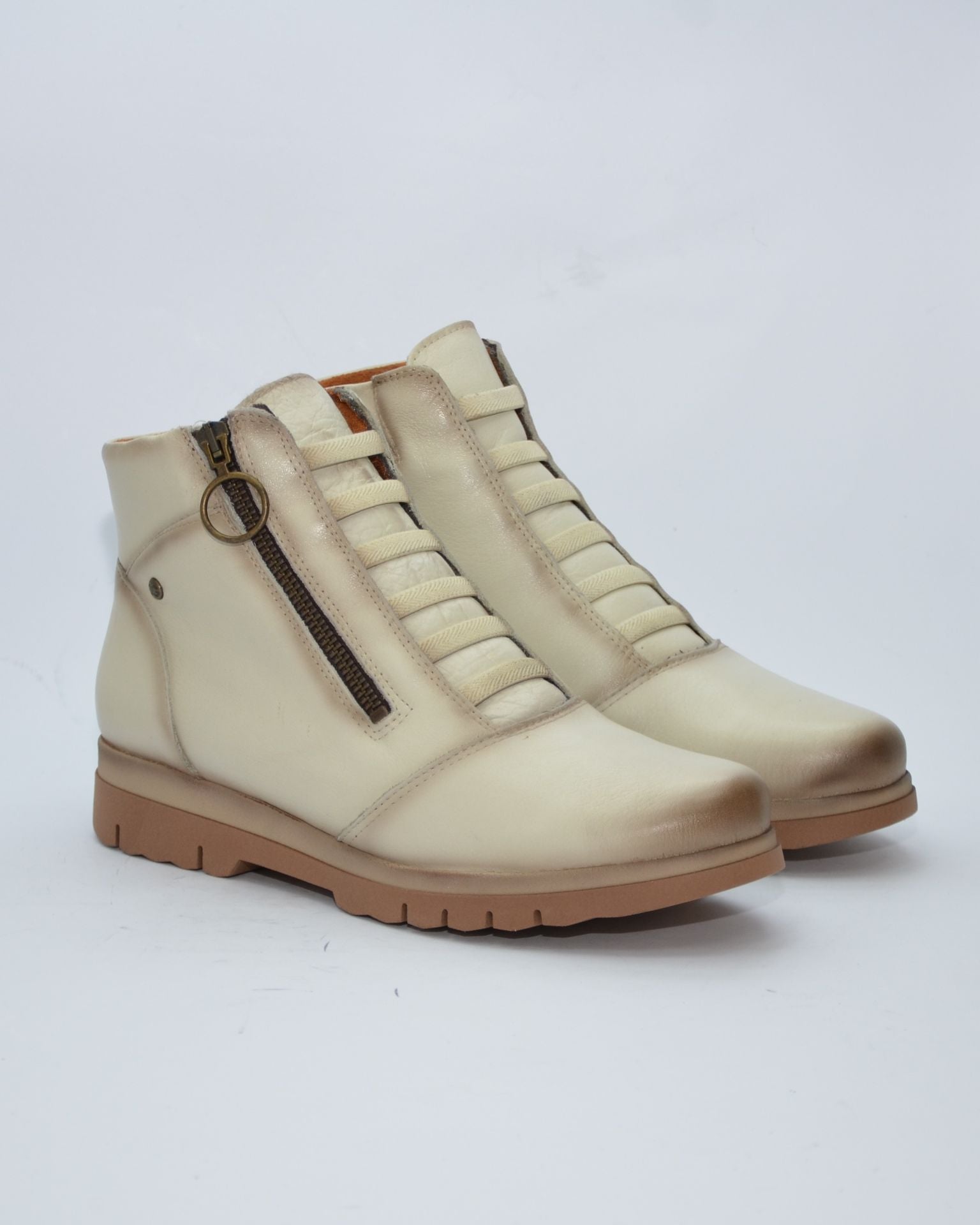 BOTINES DE MUJER PLANOS CON CREMALLERA EN COLOR HIELO
