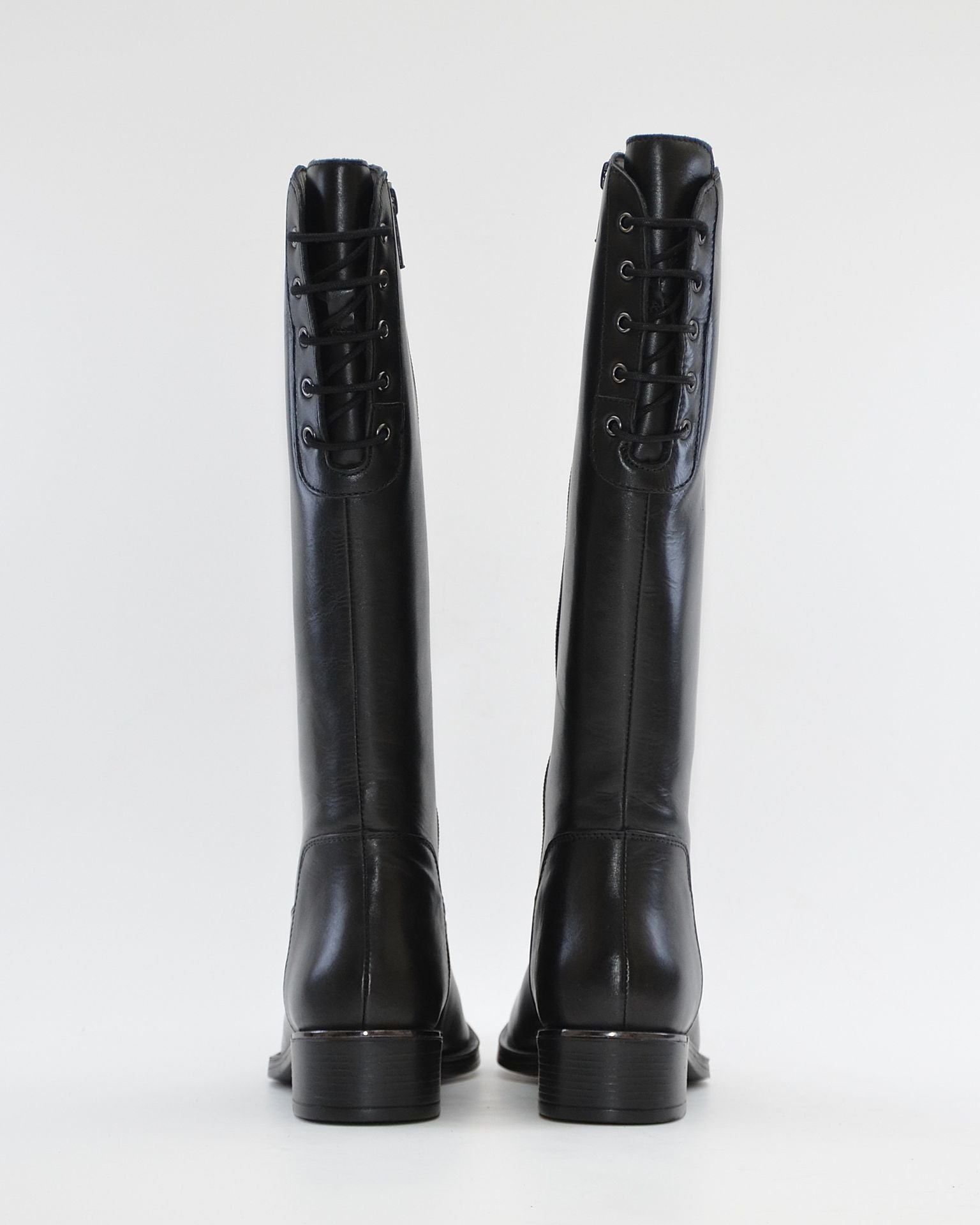 BOTA PLANA MUJER NEGRA CON APERTURA AJUSTABLE EN EL GEMELO CARMELA 164010