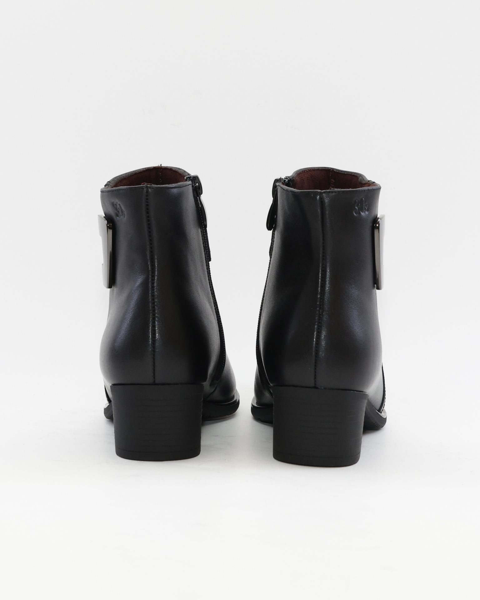 BOTIN MUJER TACON BAJO COLOR NEGRO ADORNO METALICO Y CREMALLERA TREINTAS 4619