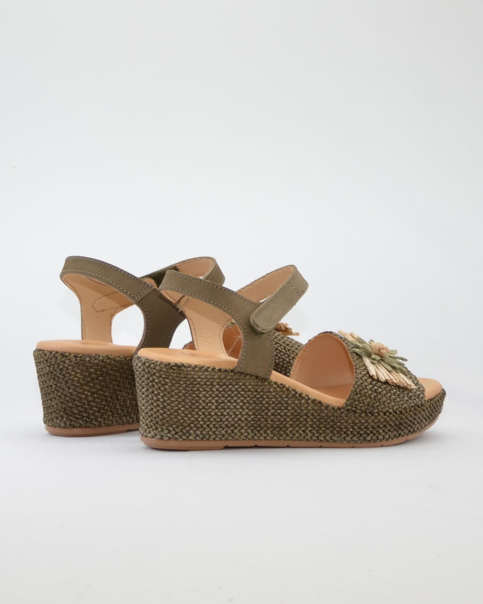 SANDALIA CON CUÑA MUJER PLANTA ACOLCHADA ADORNO FLOR RAFIA COLOR KAKI PITILLOS 11262