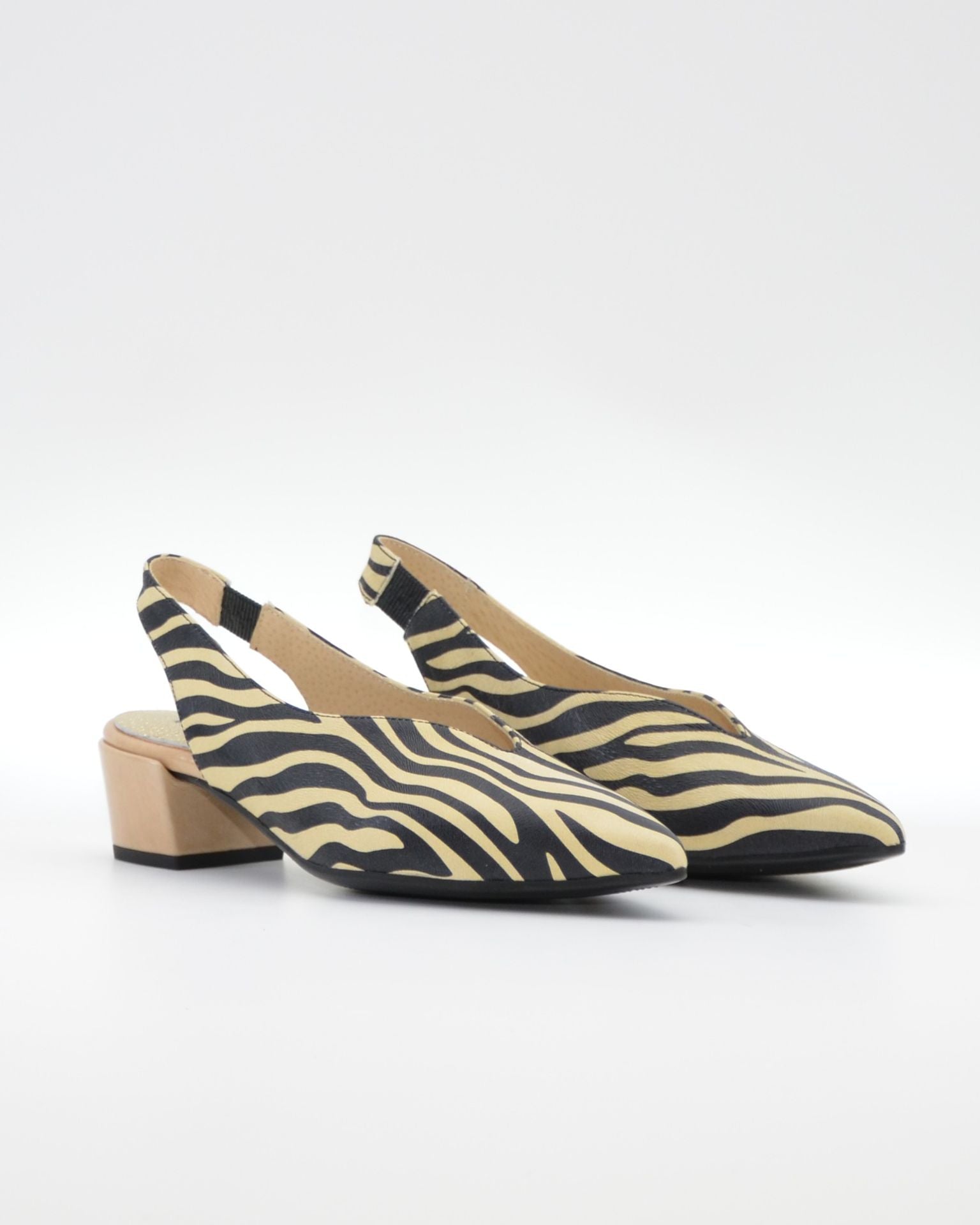 ZAPATO SALON DESTALONADO EN PIEL ANIMAL PRINT CEBRA LACOMBA HIBISCUS