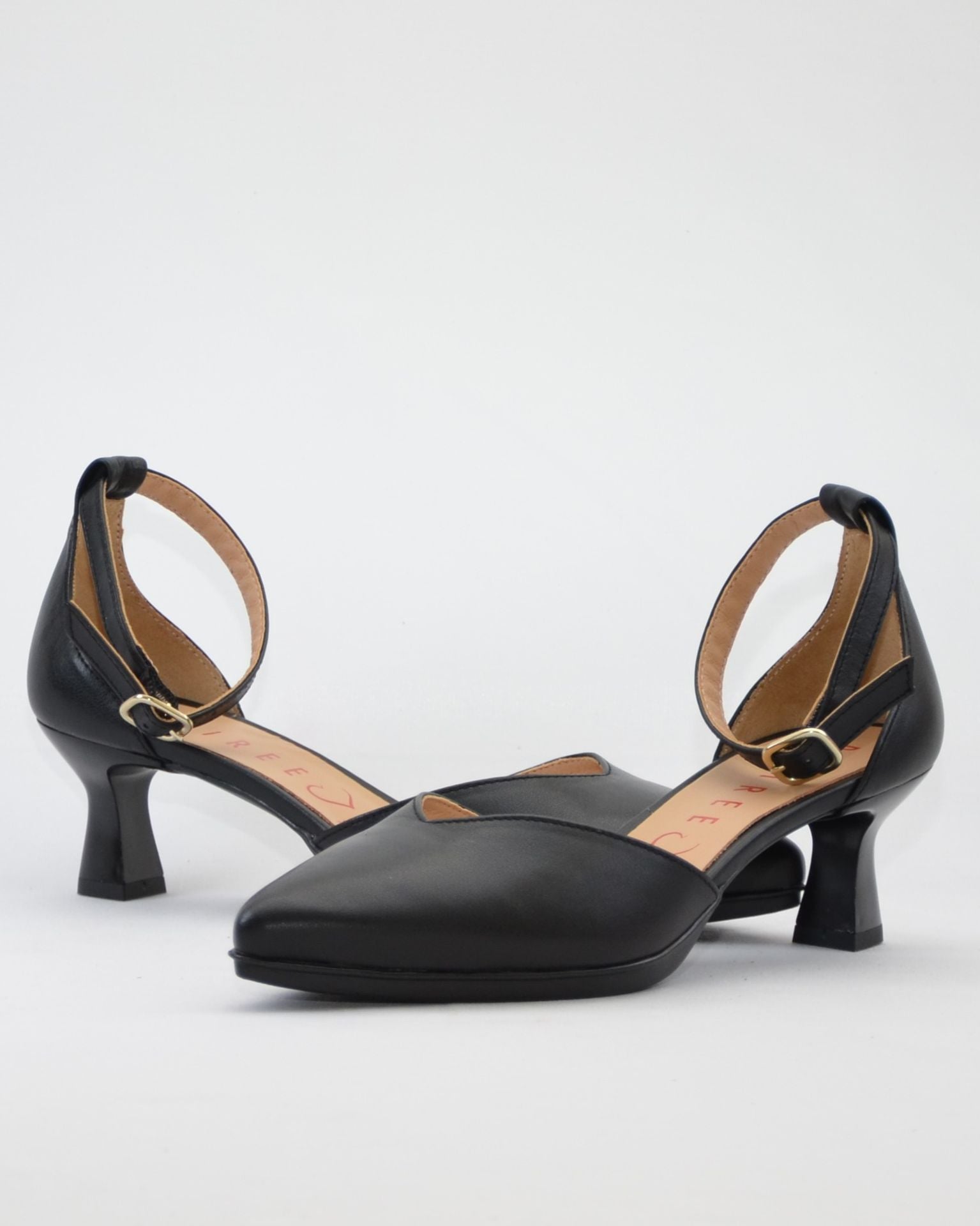 ZAPATO VESTIR MUJER PUNTERA Y TALON CERRADO CON PULSERA COLOR NEGRO DESIREE MACA 3