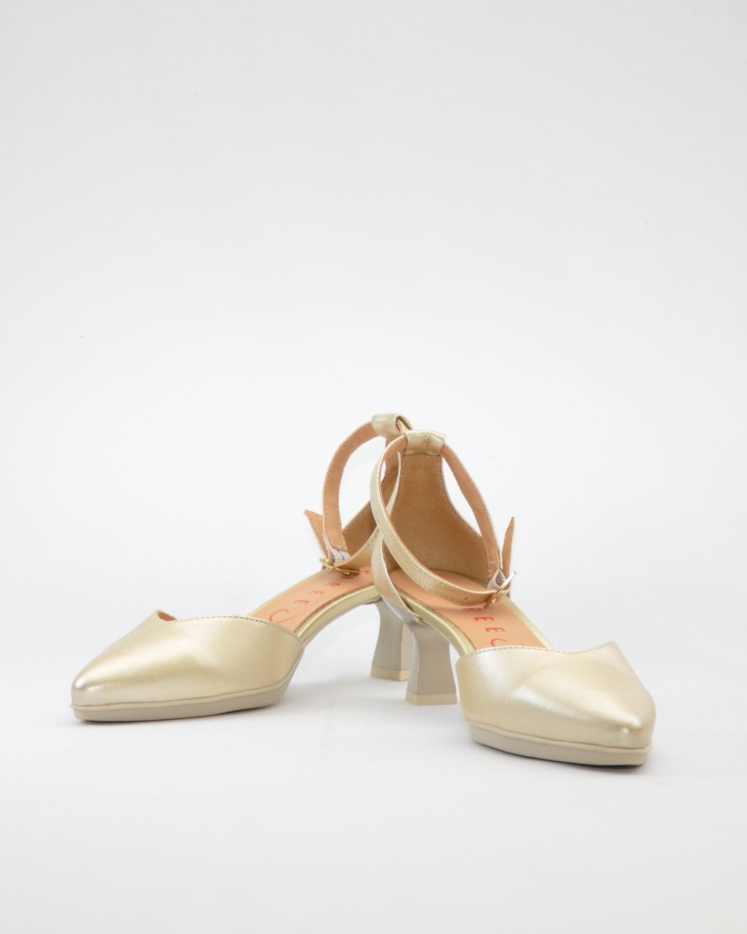 ZAPATO VESTIR MUJER PUNTERA Y TALON CERRADO CON PULSERA COLOR PLATINO DESIREE MACA 3