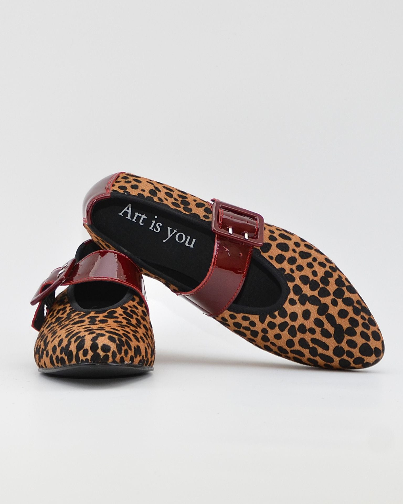 MERCEDITAS MUJER ANIMAL PRINT GUEPARDO CHAROL BURDEOS CON CORREA Y HEBILLA LACOMBA MOSS