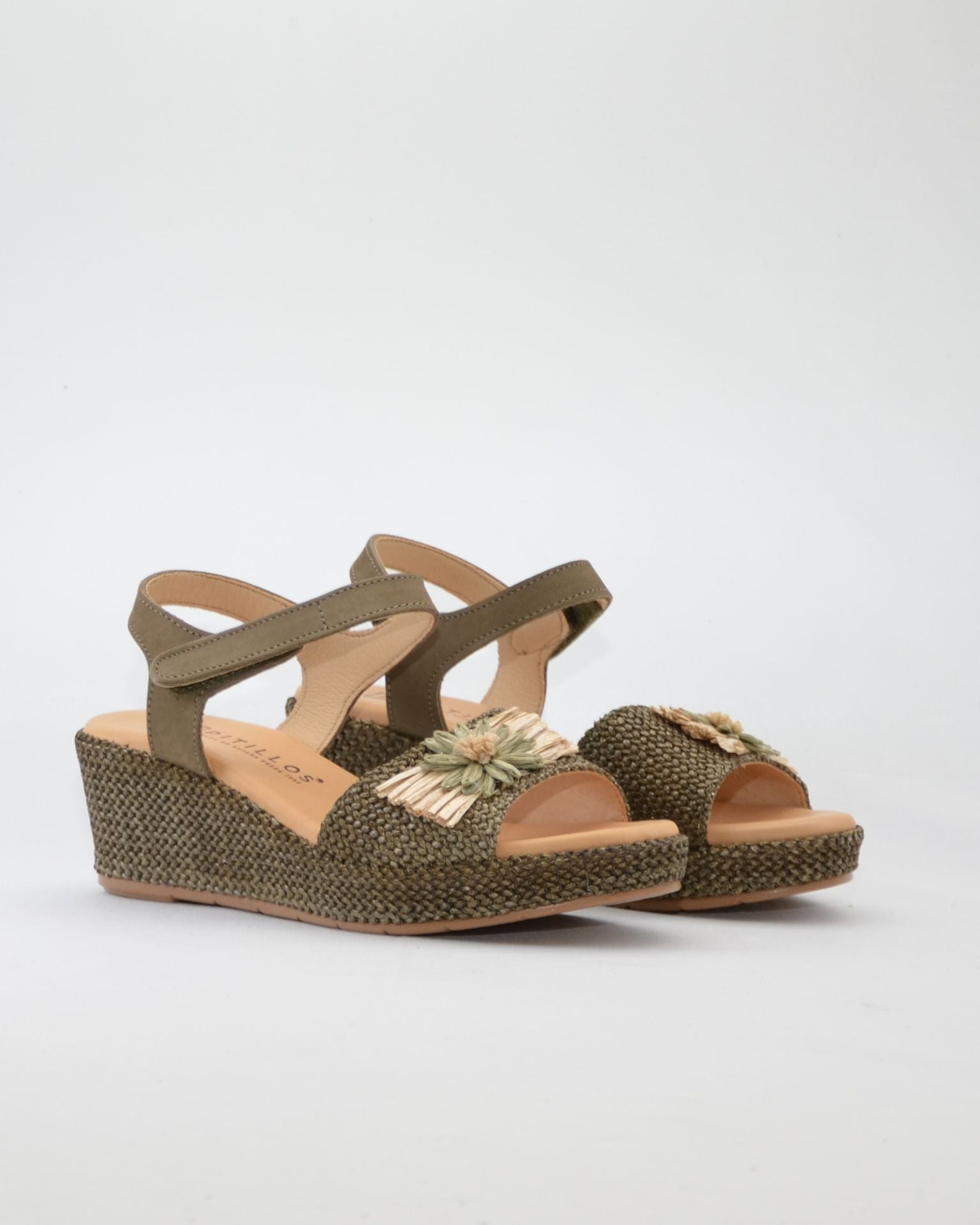 SANDALIA CON CUÑA MUJER PLANTA ACOLCHADA ADORNO FLOR RAFIA COLOR KAKI PITILLOS 11262