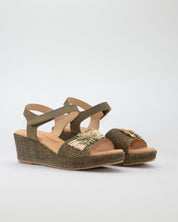 SANDALIA CON CUÑA MUJER PLANTA ACOLCHADA ADORNO FLOR RAFIA COLOR KAKI PITILLOS 11262