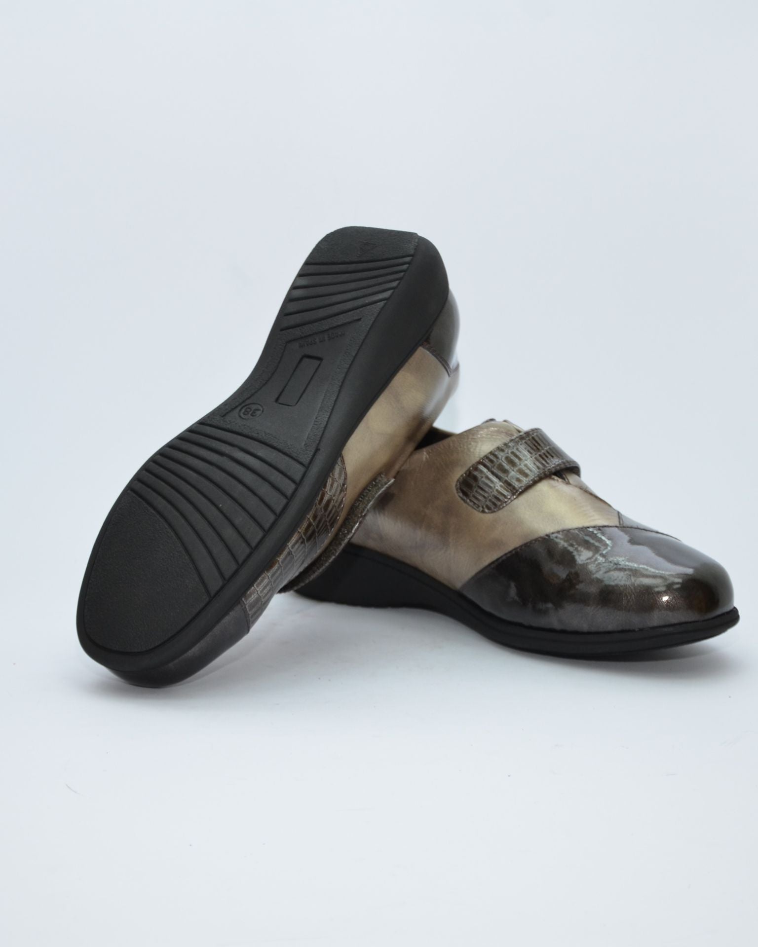 ZAPATO MUJER ANCHO ESPECIAL PLANTILLA EXTRAIBLE CHAROL GRIS