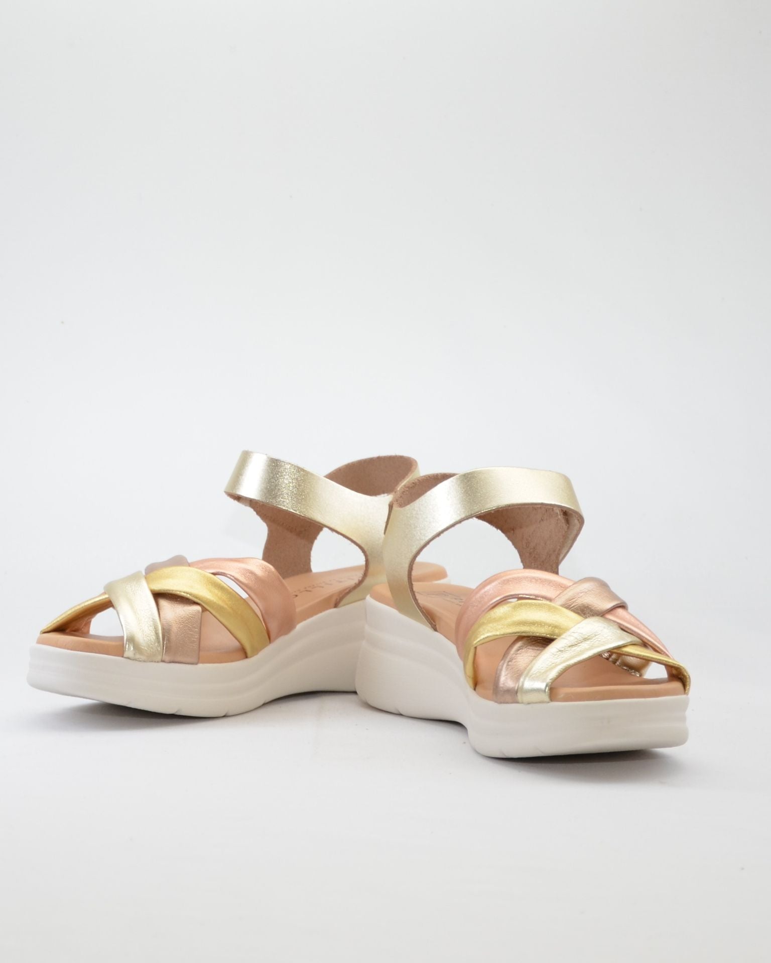SANDALIA CUÑA METALIZADA TUBULAR PLANTA ACOLCHADA PITILLOS 11290 ORO
