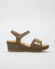 SANDALIA CON CUÑA MUJER PLANTA ACOLCHADA ADORNO FLOR RAFIA COLOR KAKI PITILLOS 11262