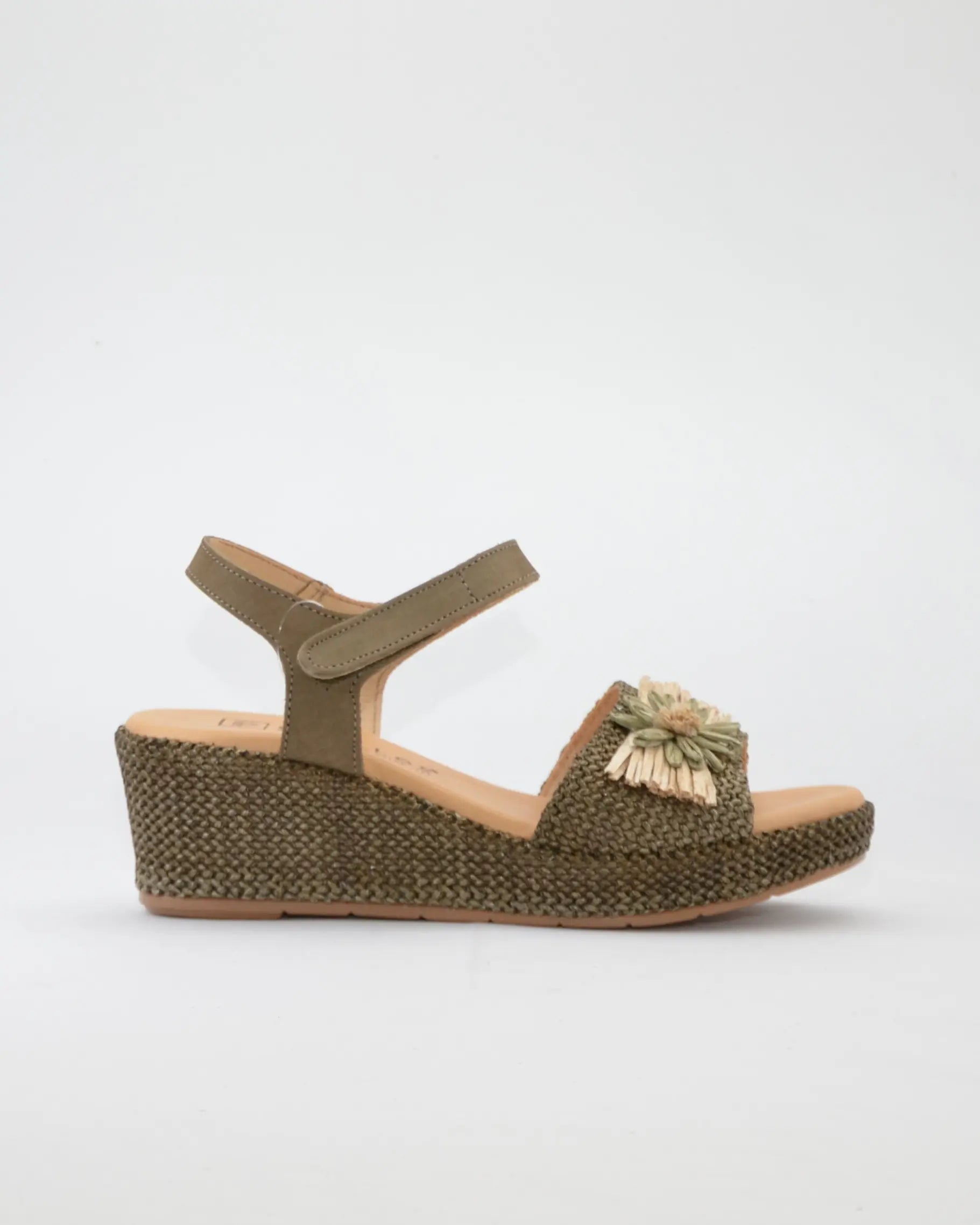 SANDALIA CON CUÑA MUJER PLANTA ACOLCHADA ADORNO FLOR RAFIA COLOR KAKI PITILLOS 11262