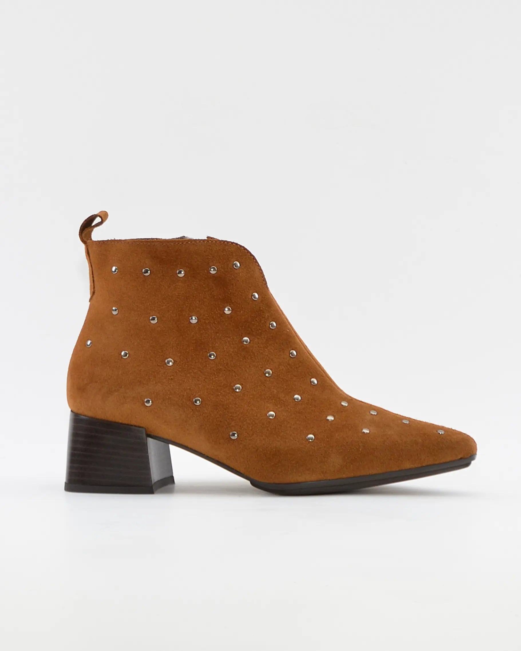 BOTIN MUJER TACON ANCHO SERRAJE CUERO CON TACHAS KAOLA 4064