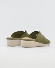 ZAPATILLAS DE CASA MUJER ABIERTA CON CUÑA COLOR KAKY ANCHO ESPECIAL CON ABERTURA EN EL EMPEINE  PLANTILLA EXTRAIBLE