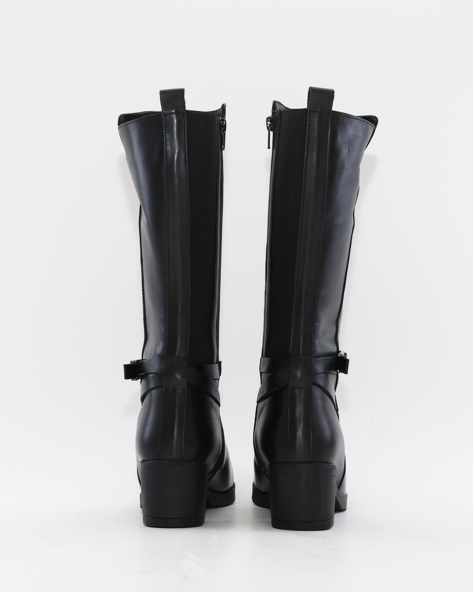 BOTA ALTA MUJER TACON MEDIO COLOR NEGRO ADORNO METALICO  CREMALLERA Y ELASTICO TREINTAS L-1508