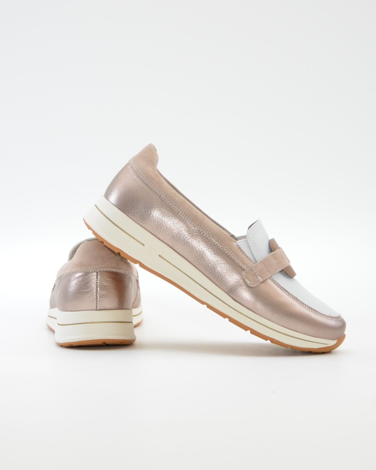 MOCASIN MUJER BLANCO Y METALIZADO CON ADORNO EN PIEL TREINTAS 4501