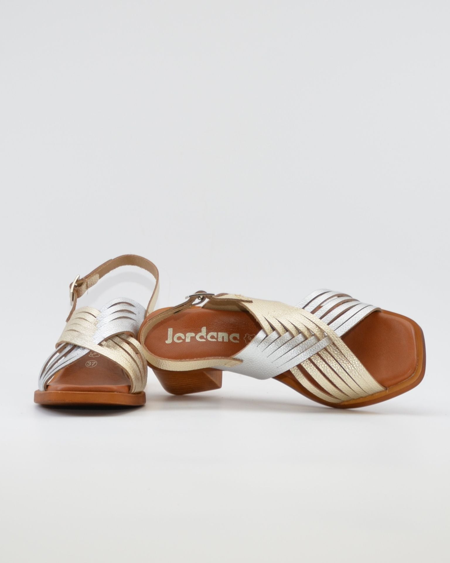 SANDALIA MUJER TACON MEDIO PLANTA DE GEL COMBI PLATA DORADO JORDANA 4235