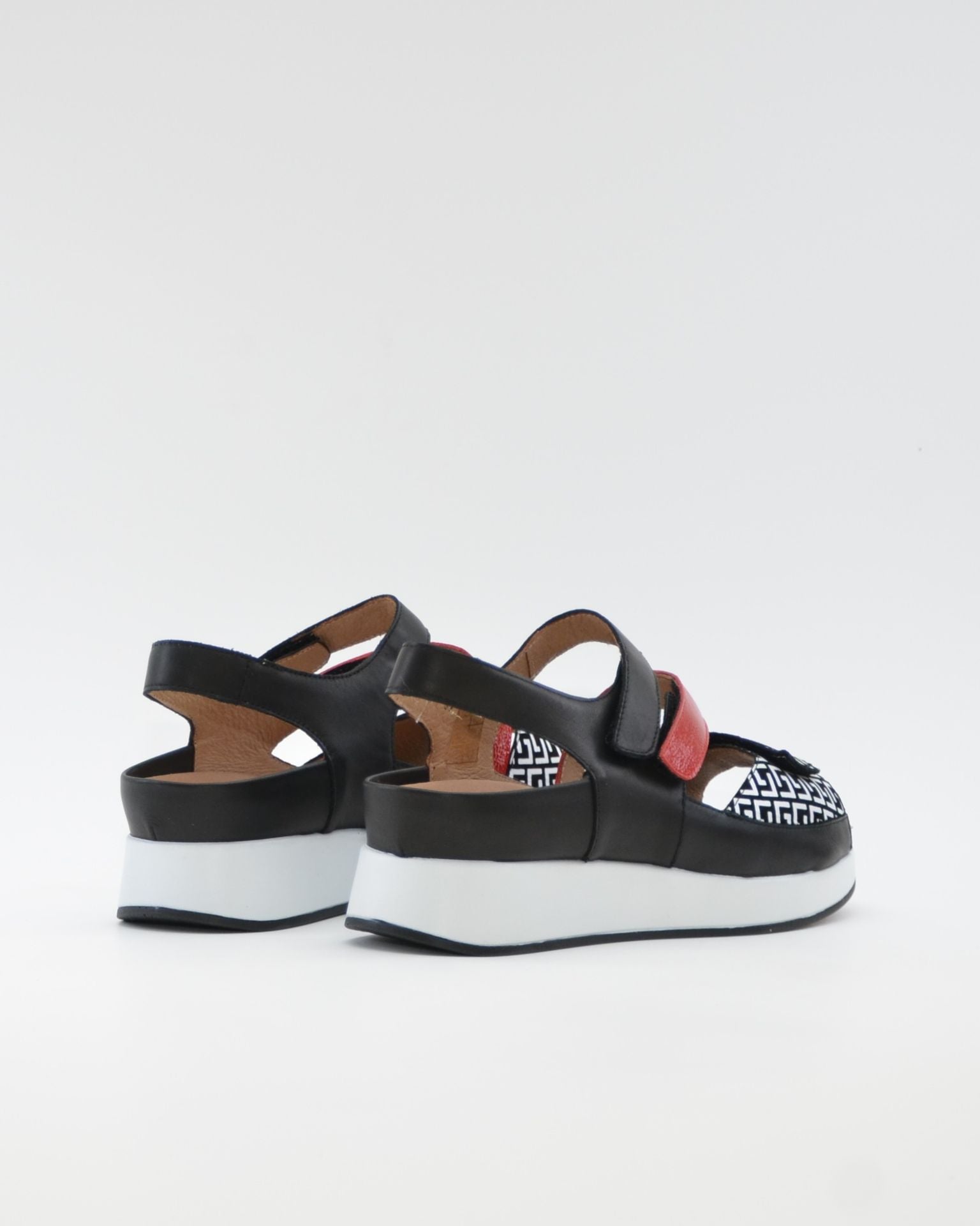 SANDALIA PLANTILLA EXTRAIBLE MUJER TRES VELCROS ANCHO ESPECIAL COLOR NEGRO Y ROJO PIE SANTO 260423