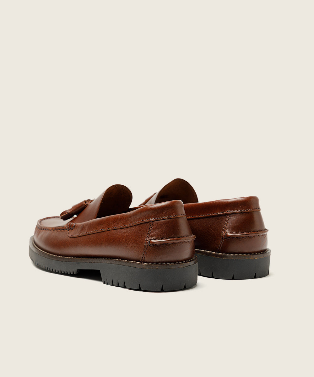 MOCASIN COSIDO A MANO COLOR MARRON SEAHORSE BORLAS PISO APACHE GOMA