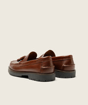 MOCASIN COSIDO A MANO COLOR MARRON SEAHORSE BORLAS PISO APACHE GOMA