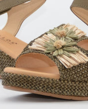 SANDALIA CON CUÑA MUJER PLANTA ACOLCHADA ADORNO FLOR RAFIA COLOR KAKI PITILLOS 11262