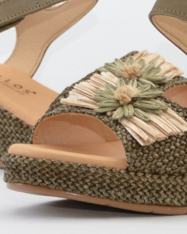 SANDALIA CON CUÑA MUJER PLANTA ACOLCHADA ADORNO FLOR RAFIA COLOR KAKI PITILLOS 11262