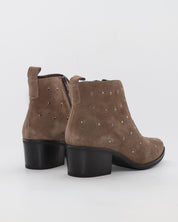 BOTIN MUJER TACON ANCHO SERRAJE TAUPE CASTOR TACHAS KAOLA 3049