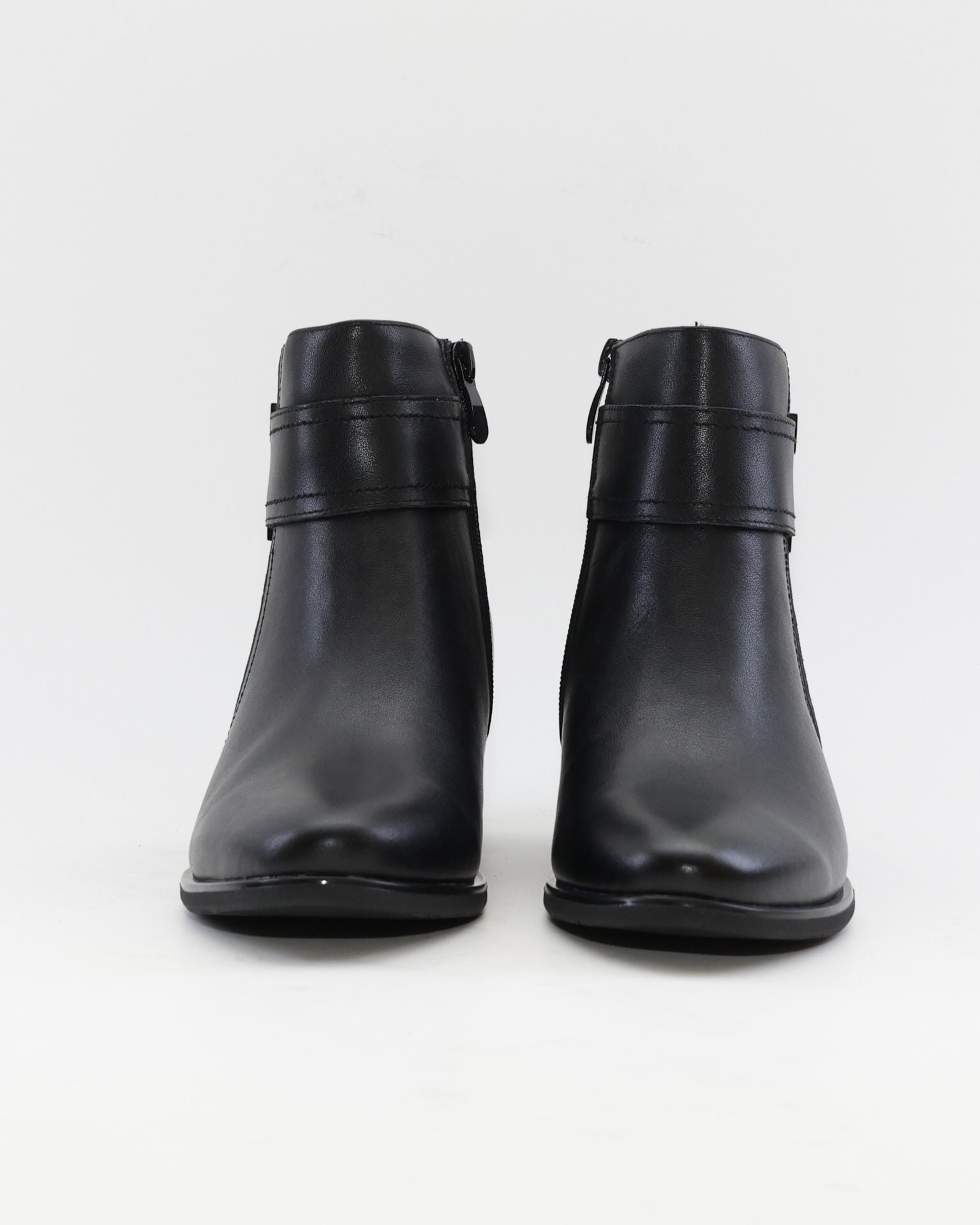BOTIN MUJER TACON BAJO COLOR NEGRO ADORNO METALICO Y CREMALLERA TREINTAS 4619