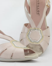 SANDALIA VESTIR TACON CUADRADO COLOR NUDE ADORNO DORADO PITILLOS 11215