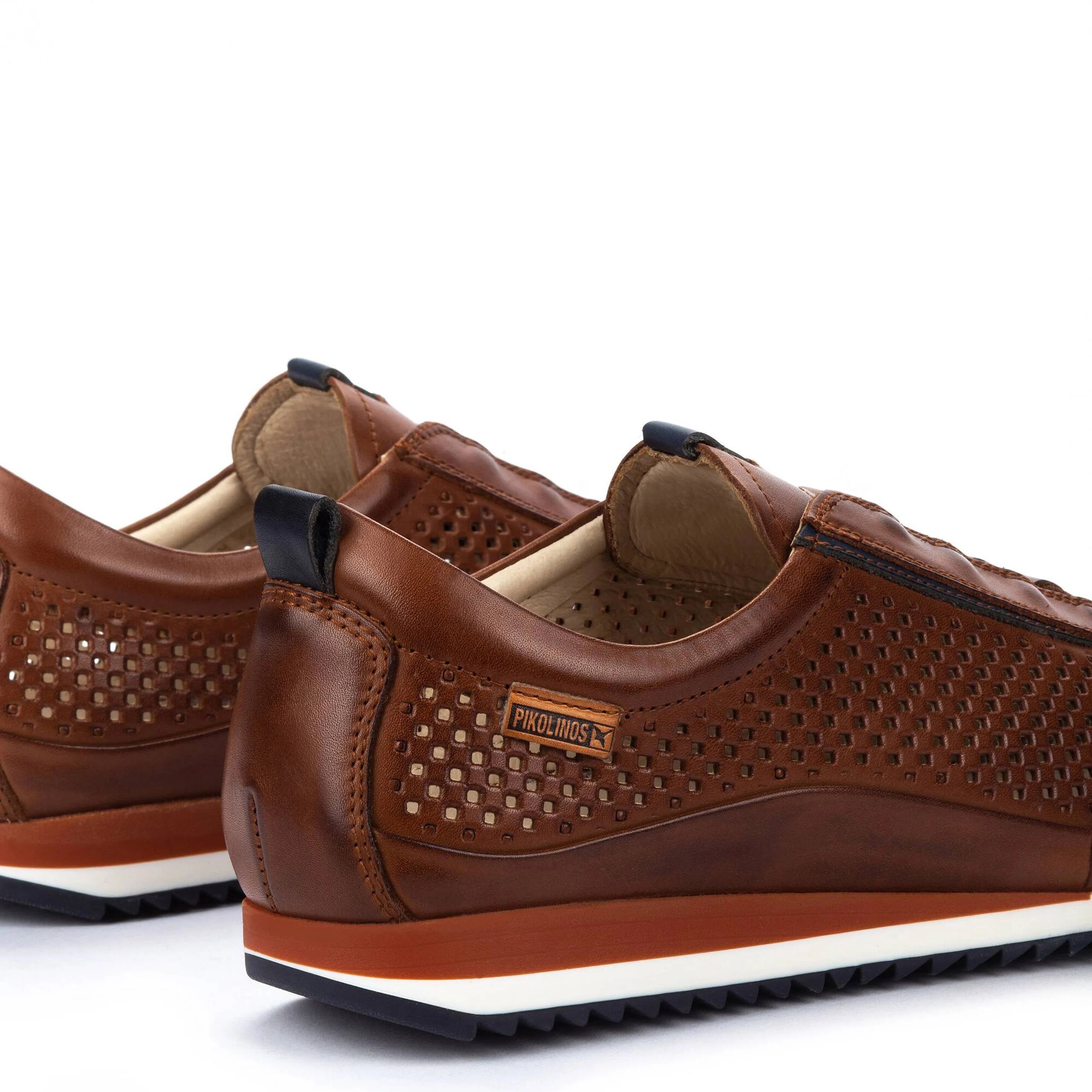 ZAPATO HOMBRE CALADO CON ELÁSTICOS COLOR CUERO PIKOLINOS M2A-6252