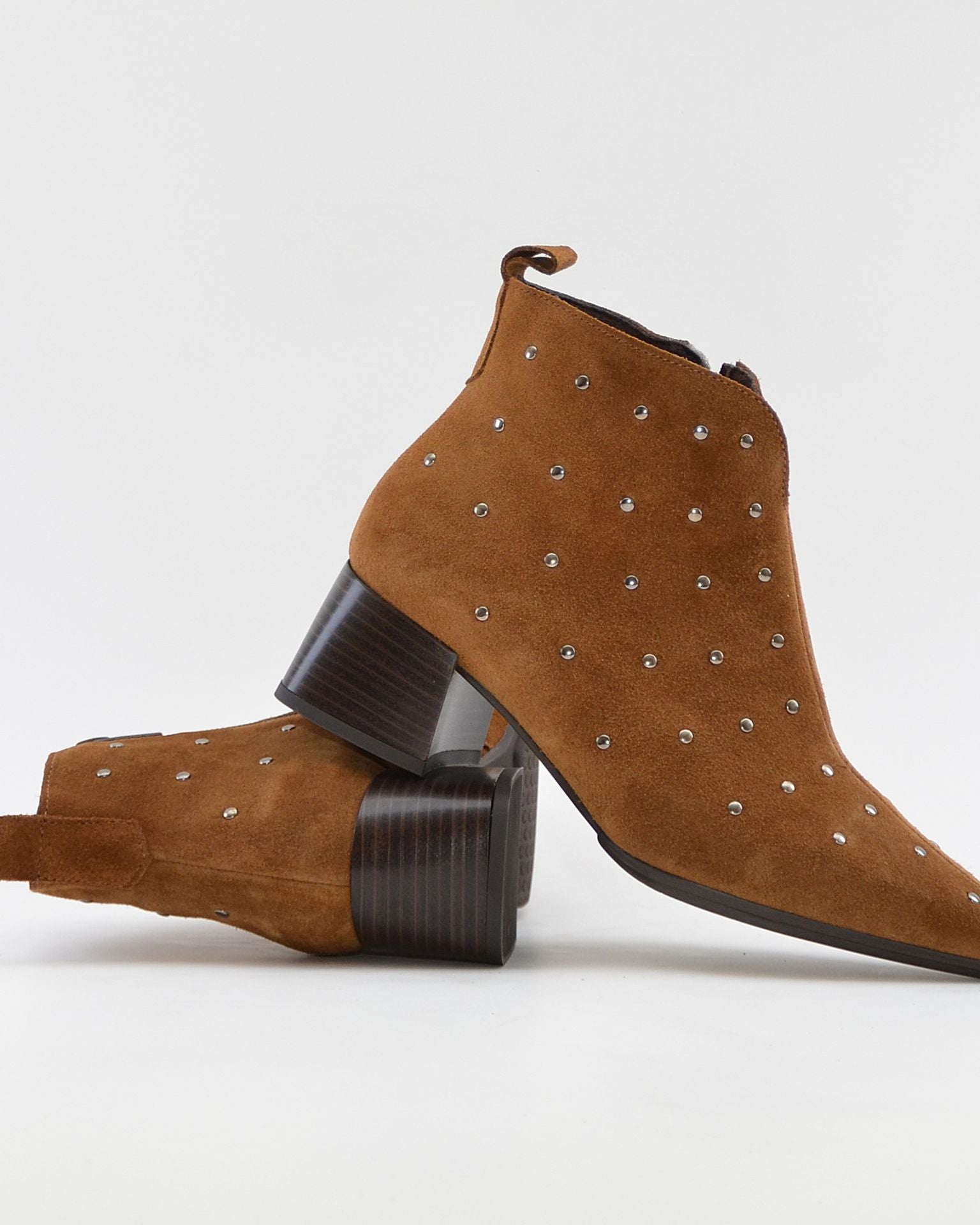 BOTIN MUJER TACON ANCHO SERRAJE CUERO CON TACHAS KAOLA 4064