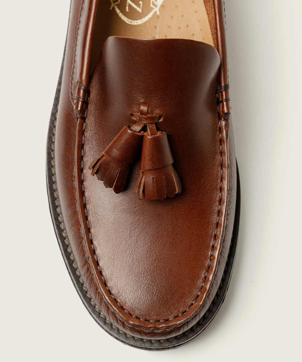 MOCASIN COSIDO A MANO COLOR MARRON SEAHORSE BORLAS PISO APACHE GOMA