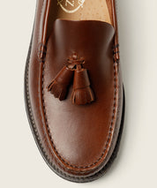MOCASIN COSIDO A MANO COLOR MARRON SEAHORSE BORLAS PISO APACHE GOMA