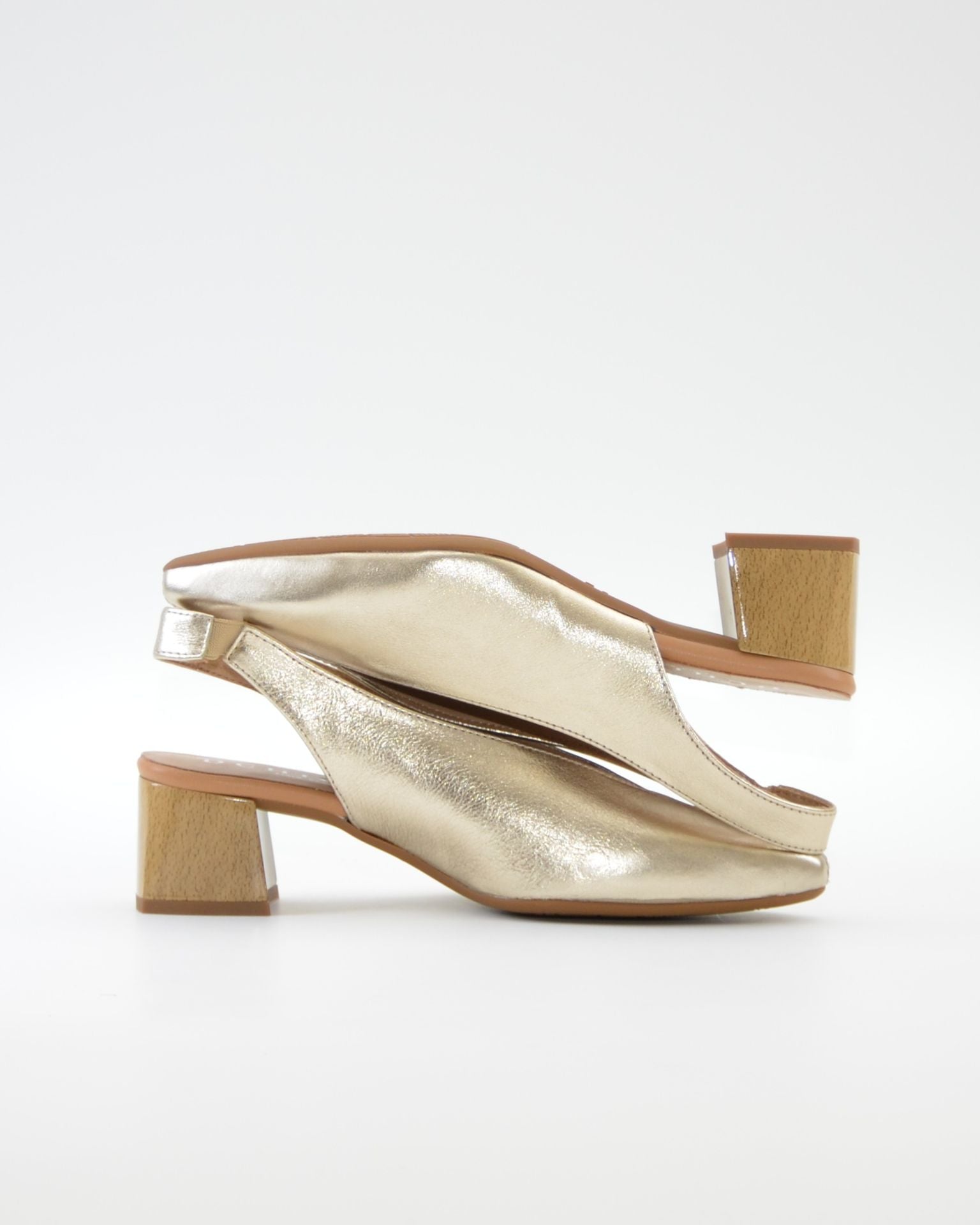 ZAPATO DESTALONADO CON TACON MEDIO ANCHO ESPECIAL COLOR DORADO