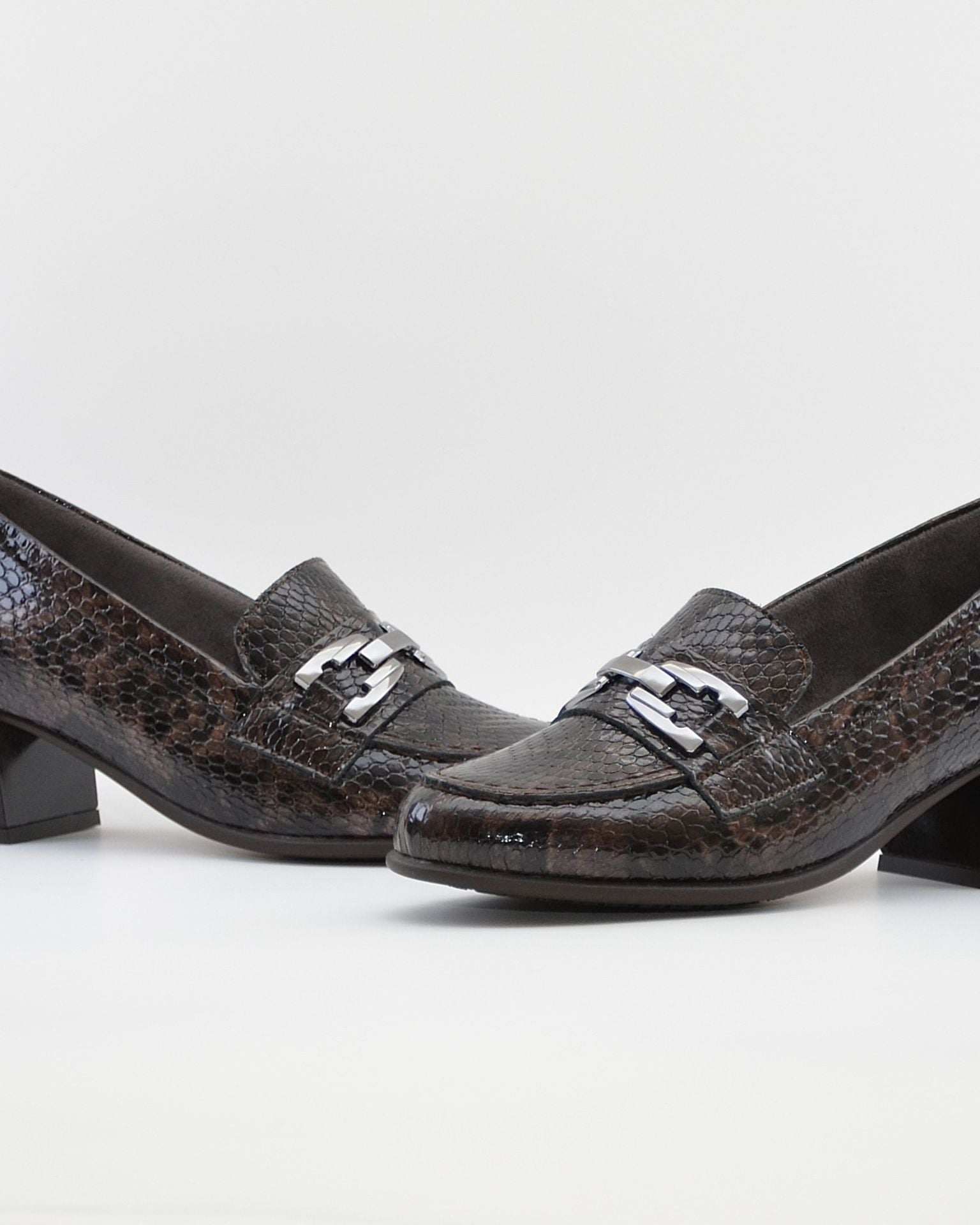 ZAPATO MUJER ANCHO ESPECIAL CON PLANTILLA EXTRAIBLE CHAROL PITÓN MARRÓN PITILLOS 11643