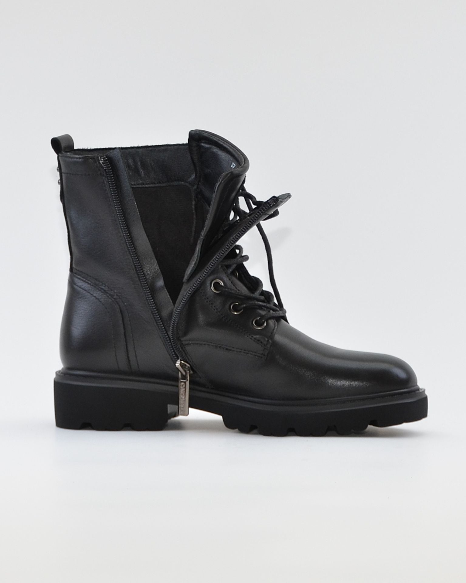 BOTA TIPO MILITAR PIEL COLOR NEGRO CARMELA 164337