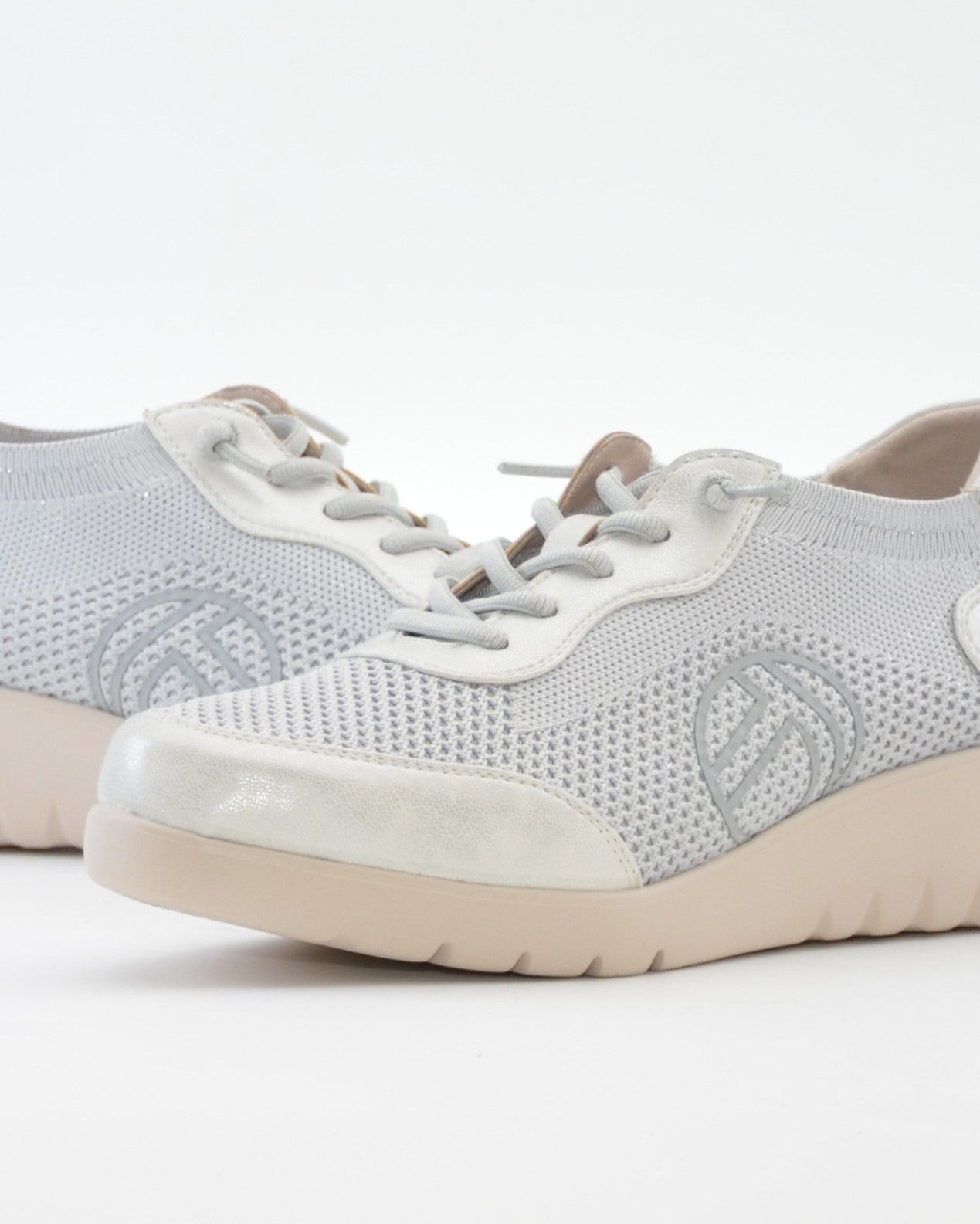 ZAPATO DE CORTE DEPORTIVO MUJER CON CUÑA Y CORDON ELASTICO TREINTAS L4569 PLATA