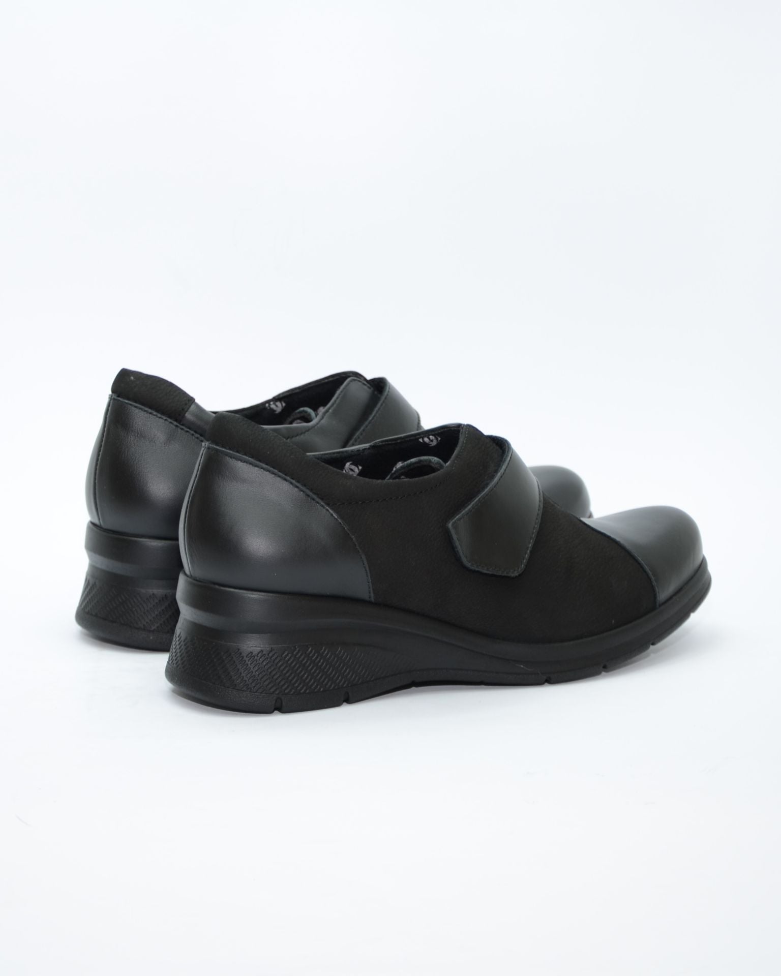 ZAPATO MUJER CUÑA NEGRO VELCRO ANCHO ESPECIAL  8104 CONFORT CLASS