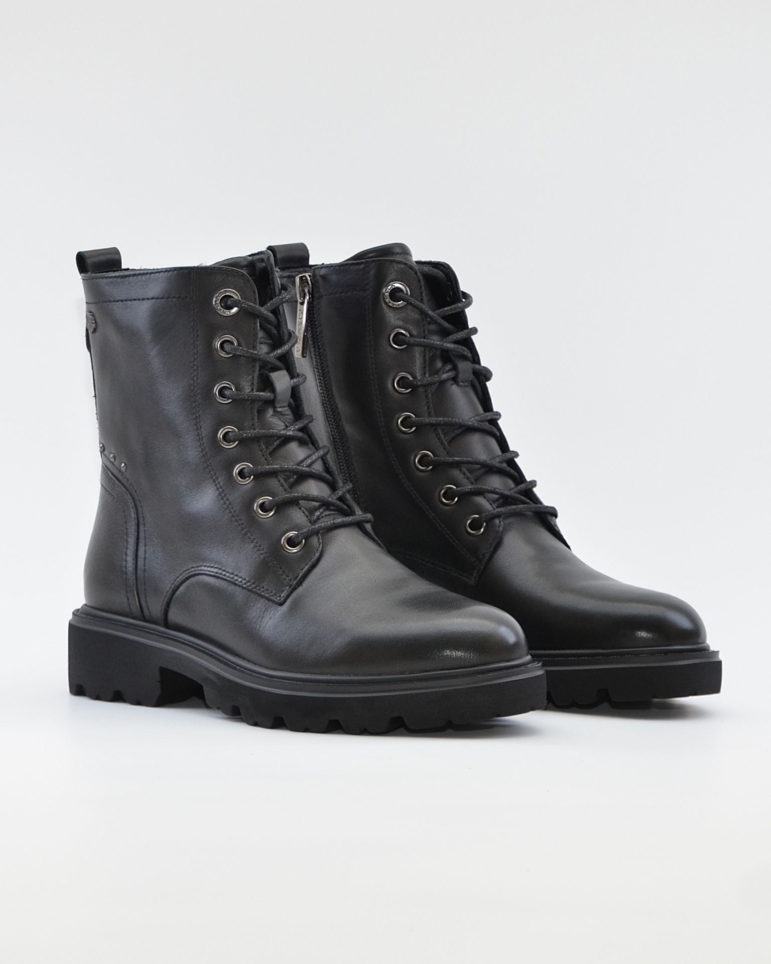 BOTA TIPO MILITAR PIEL COLOR NEGRO CARMELA 164337