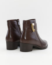 BOTIN MUJER TACON BAJO COLOR MARRON ADORNO METALICO Y CREMALLERA TREINTAS 4619