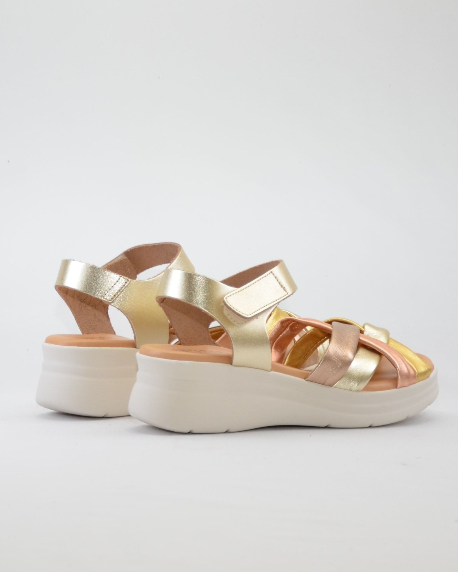 SANDALIA CUÑA METALIZADA TUBULAR PLANTA ACOLCHADA PITILLOS 11290 ORO