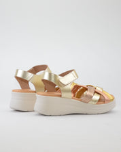 SANDALIA CUÑA METALIZADA TUBULAR PLANTA ACOLCHADA PITILLOS 11290 ORO
