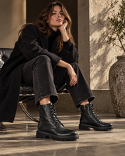 BOTA TIPO MILITAR PIEL COLOR NEGRO CARMELA 164337