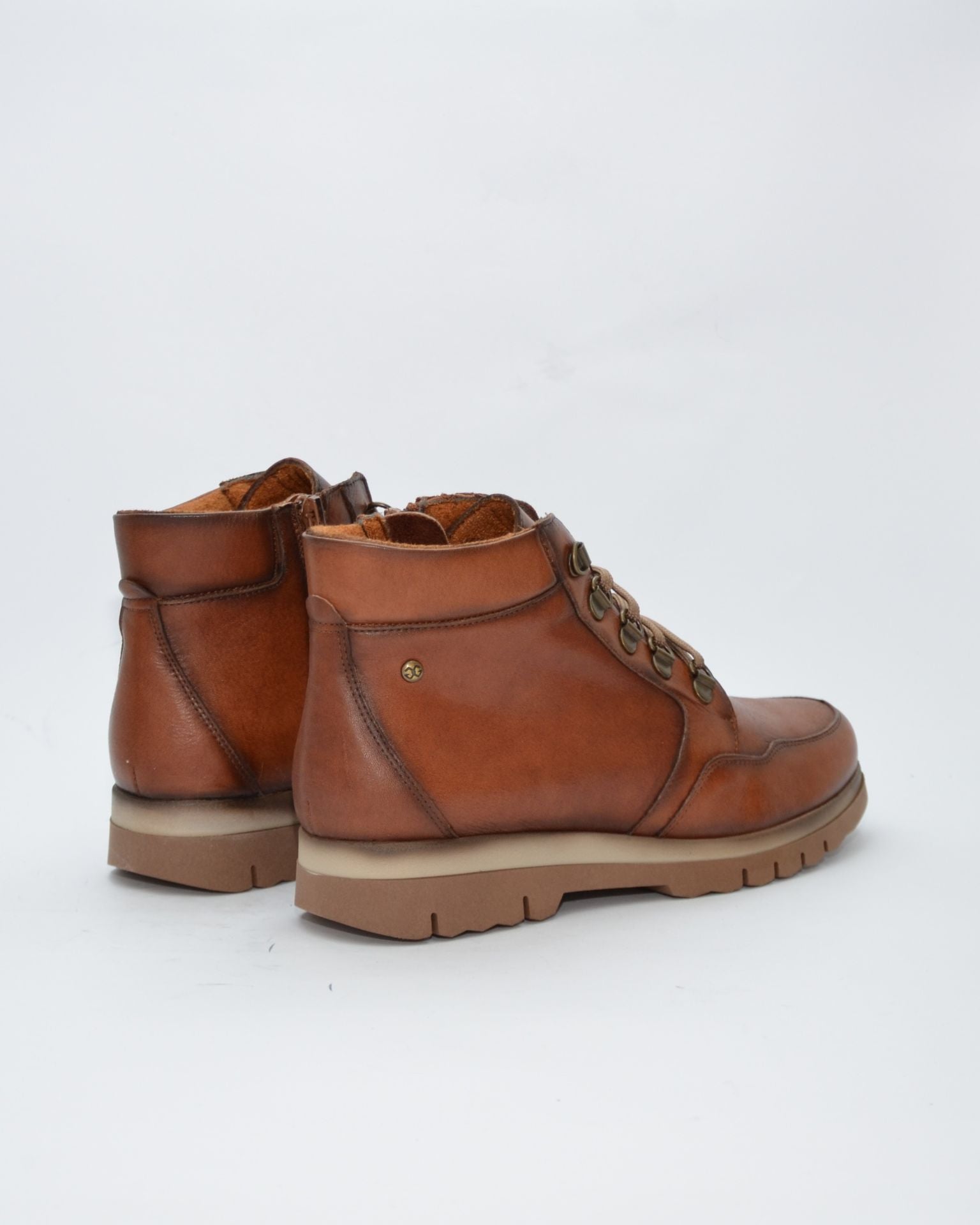 BOTINES DE MUJER EN COLOR CUERO PLANOS CON CORDONES