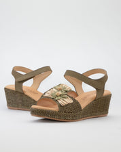 SANDALIA CON CUÑA MUJER PLANTA ACOLCHADA ADORNO FLOR RAFIA COLOR KAKI PITILLOS 11262