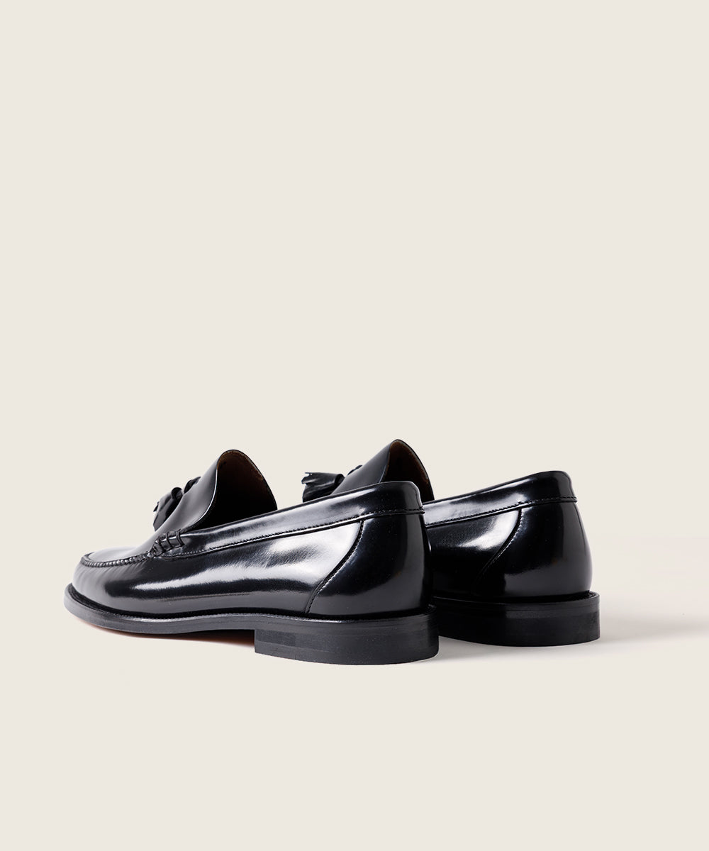 MOCASIN COSIDO A MANO NEGRO BORLAS 801 SUELA DE CUERO