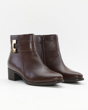 BOTIN MUJER TACON BAJO COLOR MARRON ADORNO METALICO Y CREMALLERA TREINTAS 4619