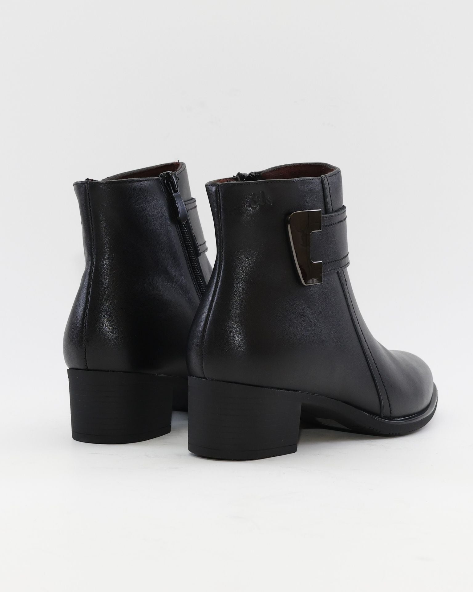BOTIN MUJER TACON BAJO COLOR NEGRO ADORNO METALICO Y CREMALLERA TREINTAS 4619