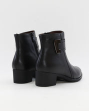 BOTIN MUJER TACON BAJO COLOR NEGRO ADORNO METALICO Y CREMALLERA TREINTAS 4619