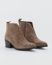 BOTIN MUJER TACON ANCHO SERRAJE TAUPE CASTOR TACHAS KAOLA 3049