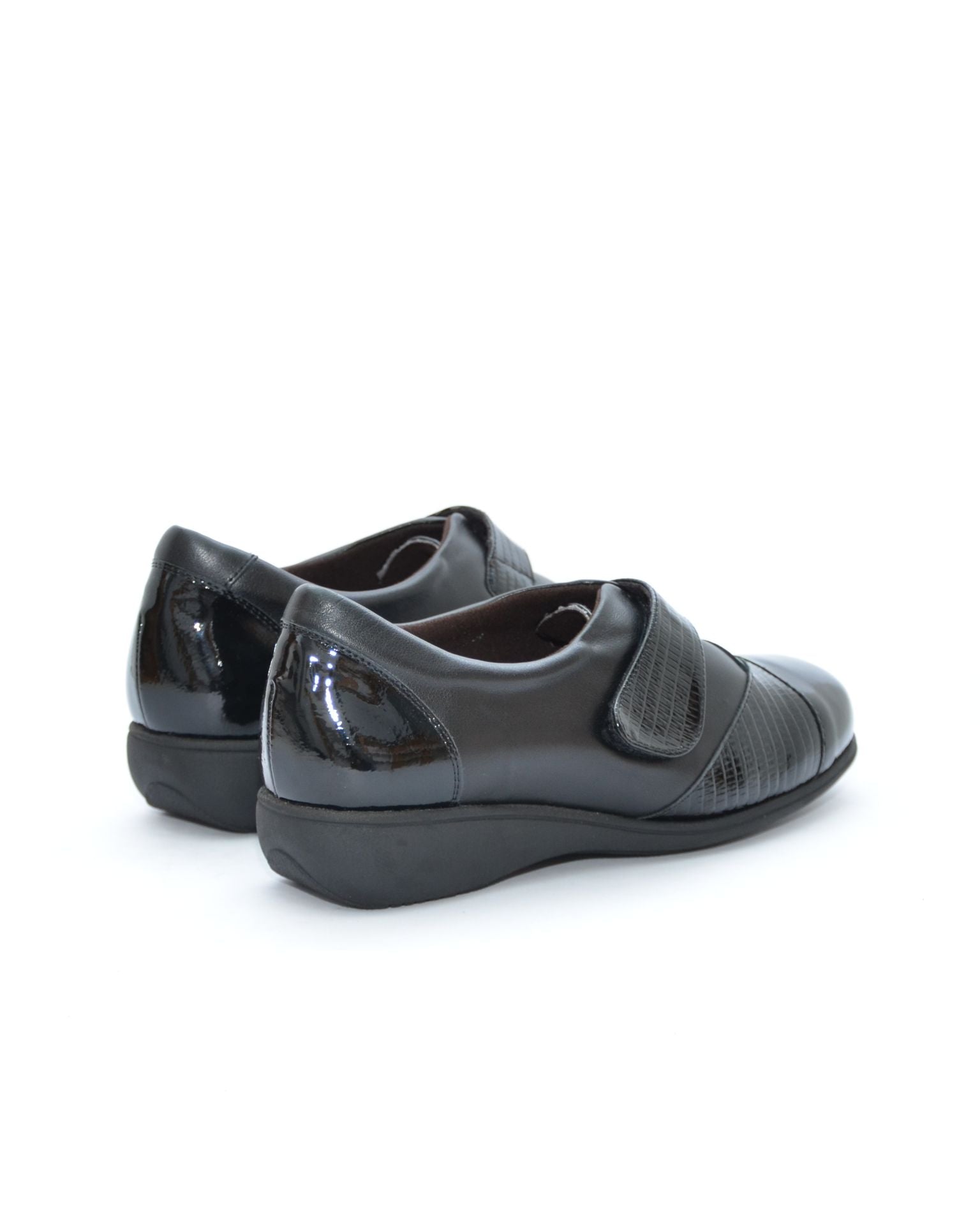 ZAPATO MUJER ANCHO ESPECIAL PLANTILLA EXTRAIBLE CHAROL NEGRO